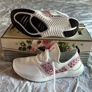 New balance women tennis shoes pink black white size 8.5 never worn tried on